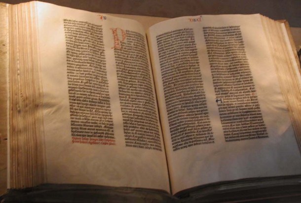 Gutenberg's Bible bhttp://upload.wikimedia.org/wikipedia/commons/b/b0/Gutenberg_Bible.jpg